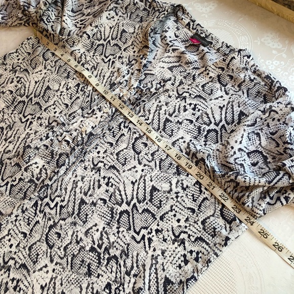 Vince Camuto White/Gray Snake Skin Animal Print Blouse Shirt Women’s Size XL - Picture 10 of 16